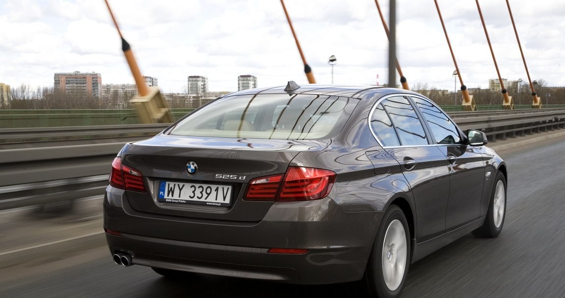 BMW mocno „miesza” jeśli chodzi o fabryczne oznaczenia. Z początku 525d oznaczało 3-litrowego diesla R6 o mocy (204 KM). Jednak już w 2011 r. ten silnik został zastąpiony 218-konnym dieslem 2.0 biturbo (4 cylindry). Też nazywa się 525d. /Motor