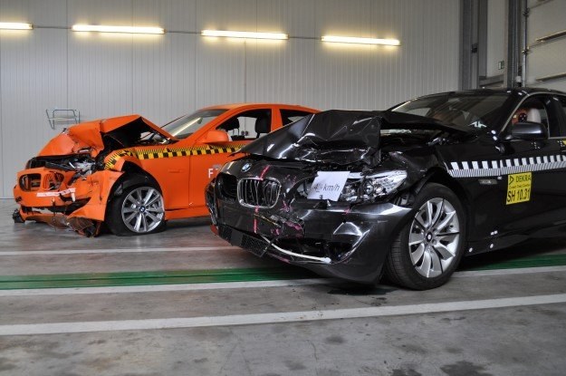 BMW na pierwszym planie wyhamowało do 40 km/h /Informacja prasowa