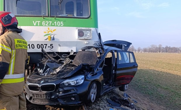 BMW pod szynobusem. Kobieta nie żyje