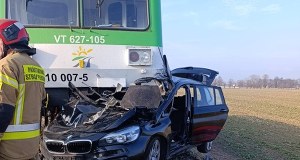 BMW pod szynobusem. Kobieta nie żyje