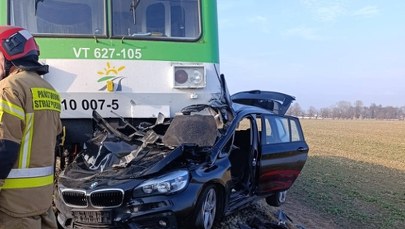 BMW pod szynobusem. Kobieta nie żyje