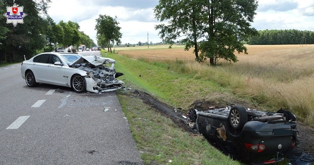 BMW również zostało poważnie rozbite, dwie osoby zostały ranne /Informacja prasowa