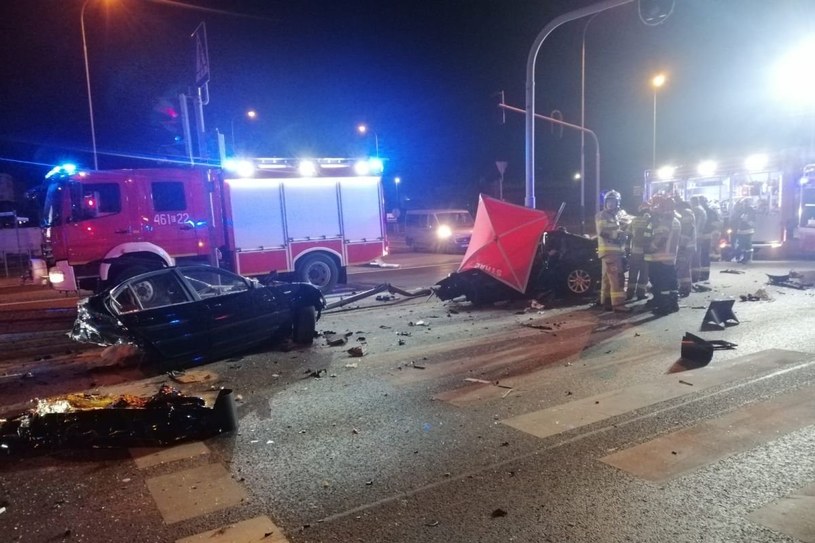 BMW rozpadło się na dwie części, trzy osoby zginęły, jedna jest ranna /Policja