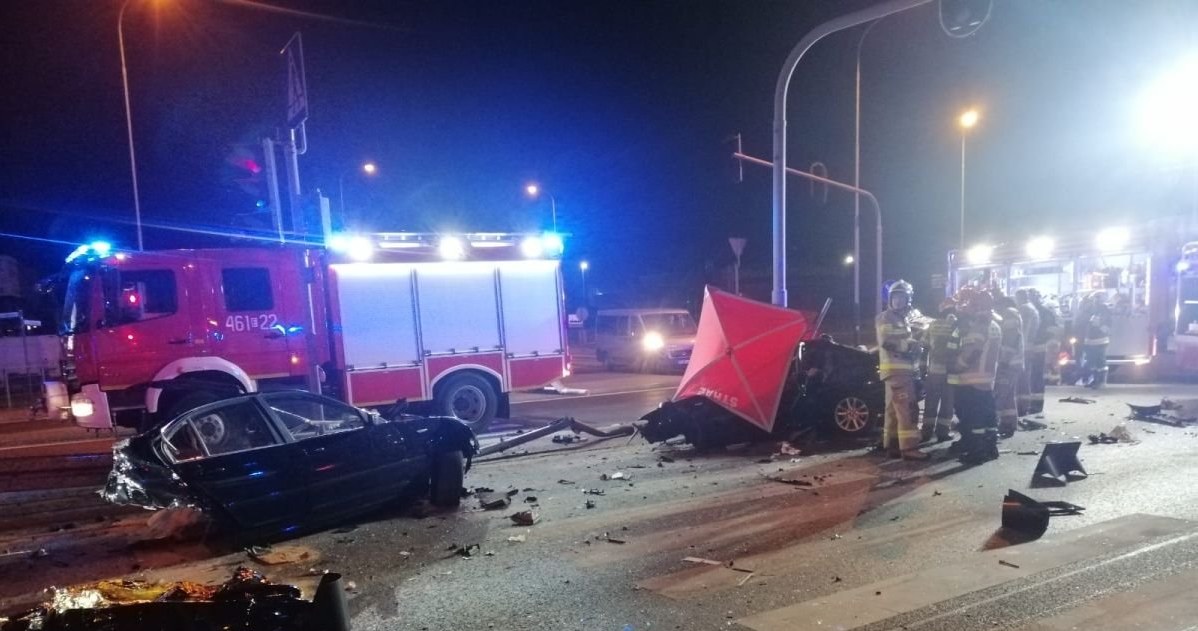 BMW rozpadło się na dwie części, trzy osoby zginęły, jedna jest ranna /Policja