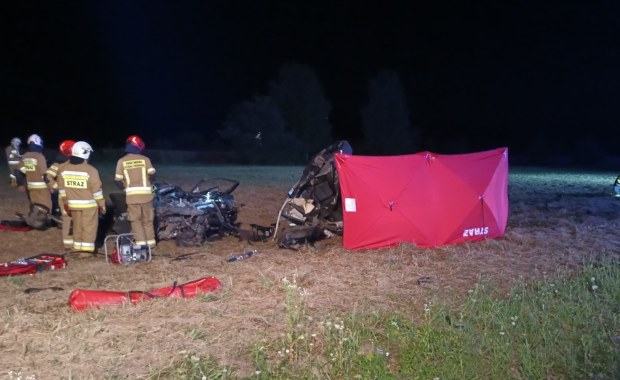 Bmw rozpadło się na kawałki. Nie żyje nastolatka, kierowca walczy o życie