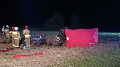 Bmw rozpadło się na kawałki. Nie żyje nastolatka, kierowca walczy o życie