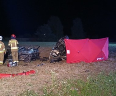 Bmw rozpadło się na kawałki. Nie żyje nastolatka, kierowca walczy o życie