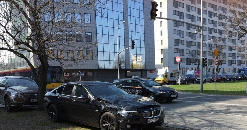 BMW serii 5, należące do Żandarmerii Wojskowej, uderzyło w prawidłowo jadące Volvo XC60 /Bartłomiej Eider /RMF