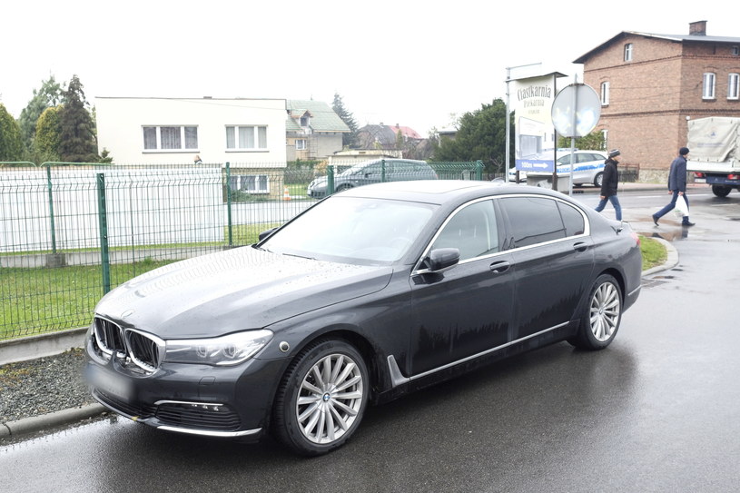 BMW serii 7, którym jechała Beata Szydło. Ma uszkodzony przód i tył / Andrzej Grygiel /PAP