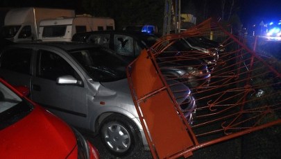 Bmw staranował ogrodzenie komisu. Uszkodził 12 aut