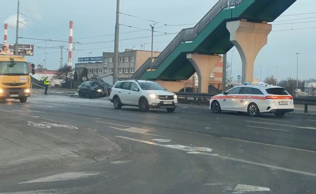 Bmw staranowało przystanek autobusowy