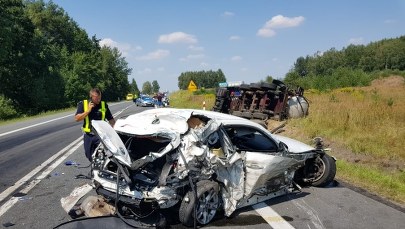 Bmw staranowane przez ciężarówki. Dwie osoby ranne