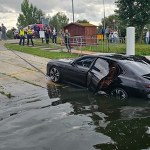 Bmw stoczyło się do wody. Kierowca uciekł w ostatniej chwili