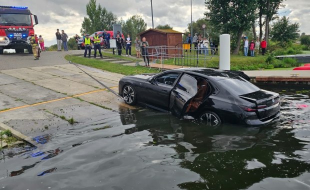 Bmw stoczyło się do wody. Kierowca uciekł w ostatniej chwili