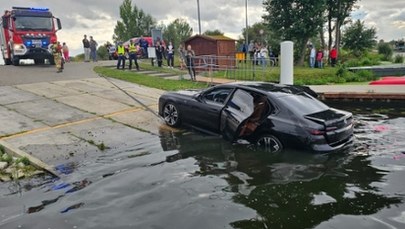 Bmw stoczyło się do wody. Kierowca uciekł w ostatniej chwili