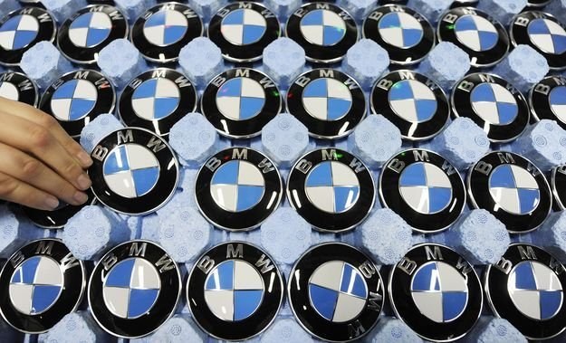 BMW to marka premium, która cały czas notuje wzrosty sprzedaży /AFP
