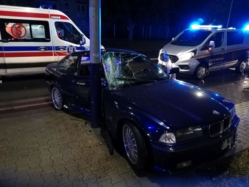 BMW uderzyło bokiem w słup / Fot: Straż miejska /Informacja prasowa