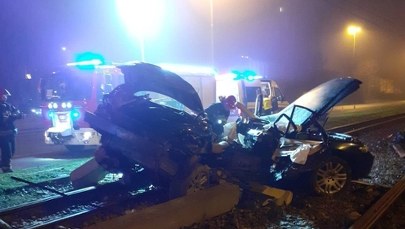 Bmw uderzyło w betonowy słup trakcyjny. Zginęła 22-latka