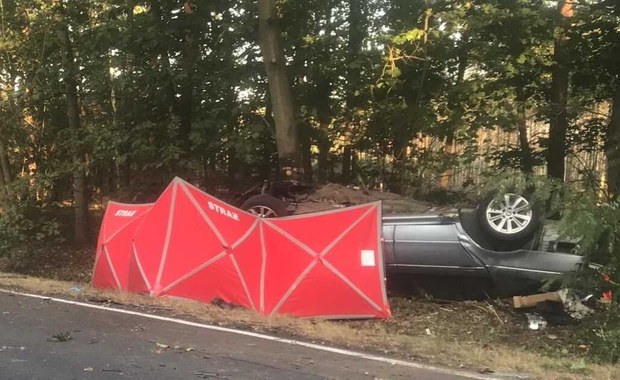 Bmw uderzyło w drzewo i dachowało. Kierowca zginął na miejscu