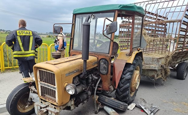 ​Bmw uderzyło w traktor. Strażacy szukają kierowcy