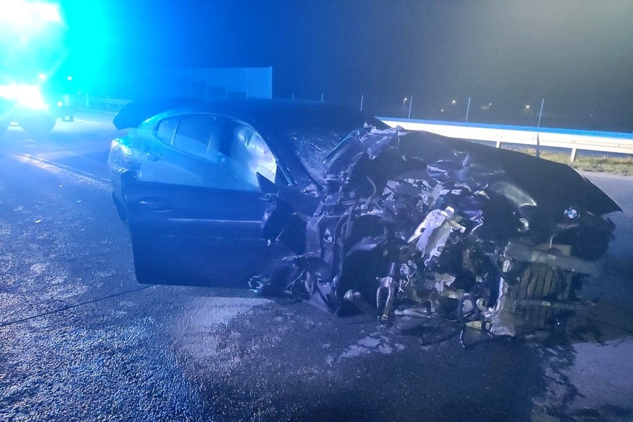 Bmw uszkodzone w wyniku zdarzenia /KMP w Piotrkowie Trybunalskim /