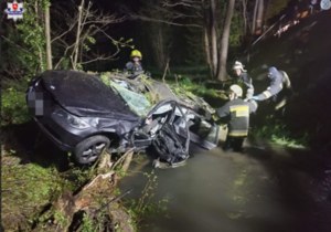 Bmw w strzępach. 40-letni kierowca wpadł wprost do rzeki. Był pijany 