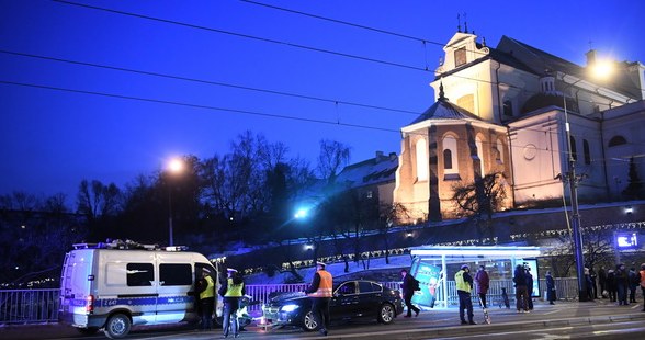 BMW wjechał w ludzi stojących na przystanku na wysokości placu Zamkowego. W wyniku zdarzenia ranne zostały co najmniej cztery osoby /Radek Pietruszka /PAP