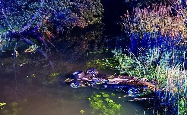 BMW wpadło do rzeki. Nie żyje 23-latek