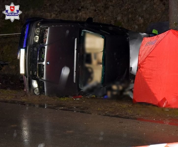 BMW wpadło w poślizg na warstwie błota na jezdni, kierowca zginął /Informacja prasowa