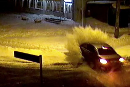 BMW wypada z drogi i rozbija śnieżne zaspy /Informacja prasowa