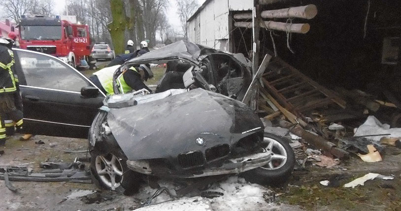 BMW wypadło z drogi na prostym jej odcinku /Policja