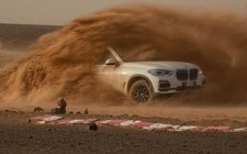 BMW X5 i tor Monza odtworzony na Saharze