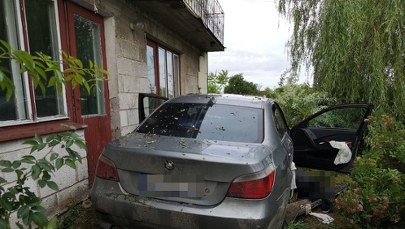 Bmw z impetem wjechało na posesję