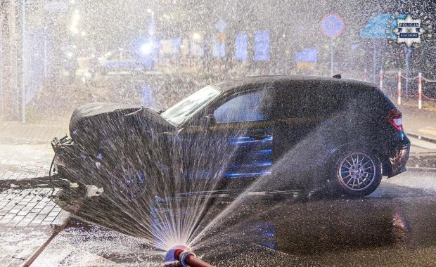 Bmw z impetem wjechało w budynek i uszkodziło gazociąg. Za kierownicą 21-latek