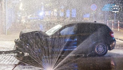 Bmw z impetem wjechało w budynek i uszkodziło gazociąg. Za kierownicą 21-latek