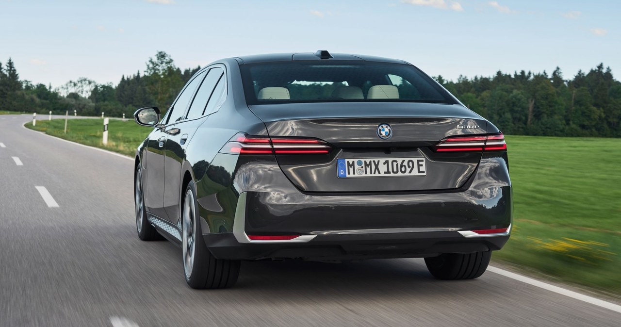 BMW z układem hybrydowym plug-in będzie oferowane w dwóch odmianach: 530e i 550e xDrive. /materiały prasowe