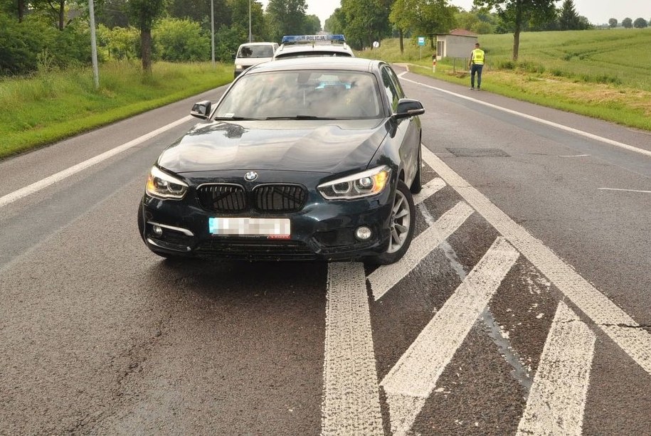 Bmw zaparkowane na środku drogi /KPP Krasnystaw /Policja