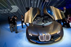 BMW zaprezentowało samochód przyszłości. Ma na przedniej szybie wyświetlacz HUD 
