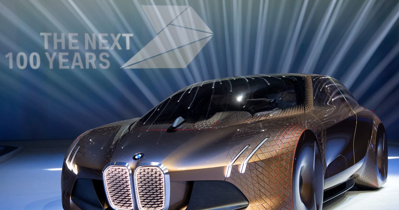 BMW zaprezentowało samochód przyszłości. Ma na przedniej szybie wyświetlacz HUD 