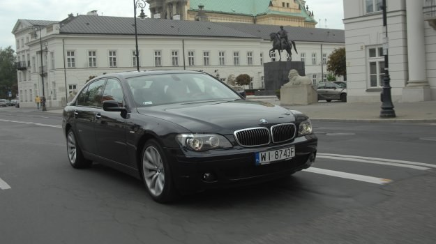 BMW zbierało krytykę za awaryjną elektronikę i kontrowersyjne linie nadwozia. Radość z jazdy pozostała jednak niezmącona. /Motor