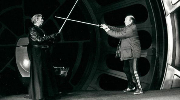 Bob Anderson w kostiumie Lorda Vadera (z lewej) pracuje nad choreografią walki na gwiezdne miecze /materiały prasowe