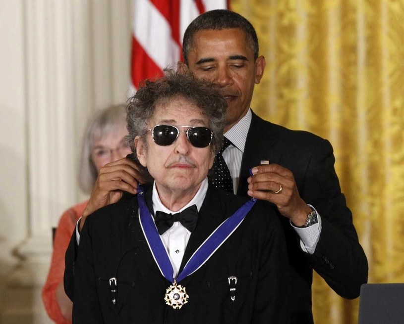Bob Dylan odbiera Medal Wolności z rąk prezydenta Baracka Obamy /East News