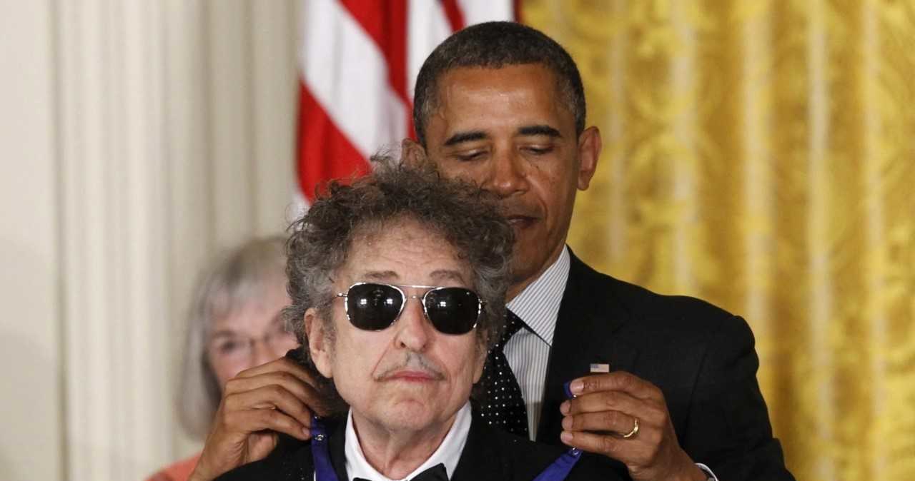 Bob Dylan odbiera Medal Wolności z rąk prezydenta Baracka Obamy /East News