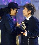 Bob Dylan wręcza nagrodę Carlosowi Santanie /poboczem.pl