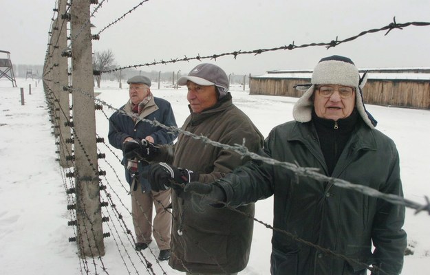 Bob Obuchowski, David Herman and Zigi Shipper podczas wizyty w Auschwitz-Birkenau w 2005 roku /Johnny Green    /PAP/EPA
