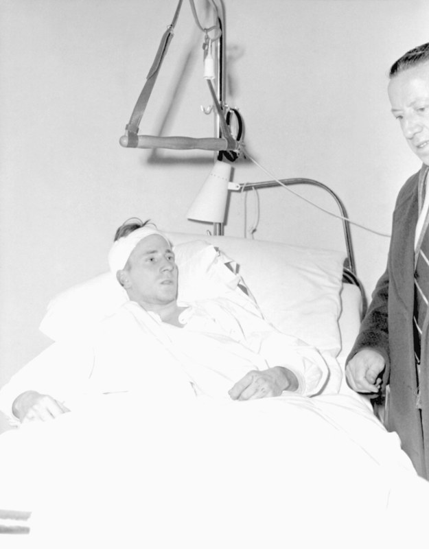 Bobby Charlton w szpitalu po katastrofie w Monachium /Klaus Heirler /PAP/DPA