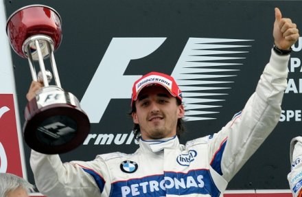 "Bobby" Kubica świętuje na podium drugie miejsce w Japonii /AFP