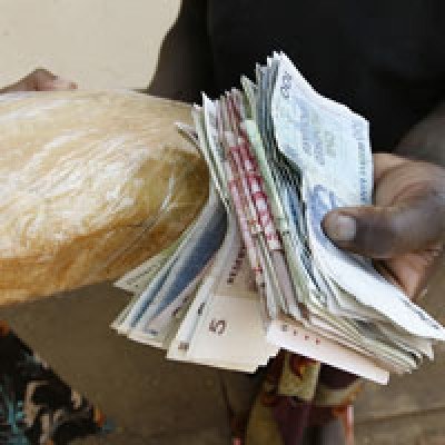 Bochen chleba jest warty ponad 76 milionów dolarów Zimbabwe (2 dolary amerykańskie). /AFP