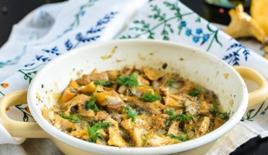 Boczniaki w sosie ziołowym na obiad. Zrobisz raz i wpiszesz do domowego jadłospisu na stałe