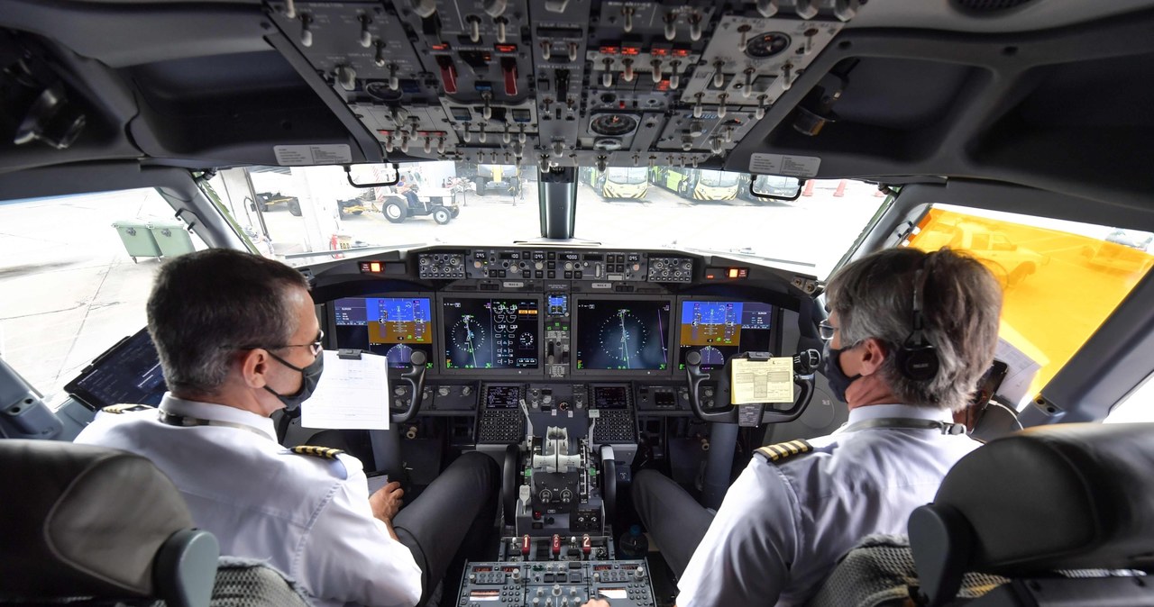 Boeing 737 MAX 9 grudnia 2020 r. przed startem z lotniska w Sao Paulo (kabina pilotów)